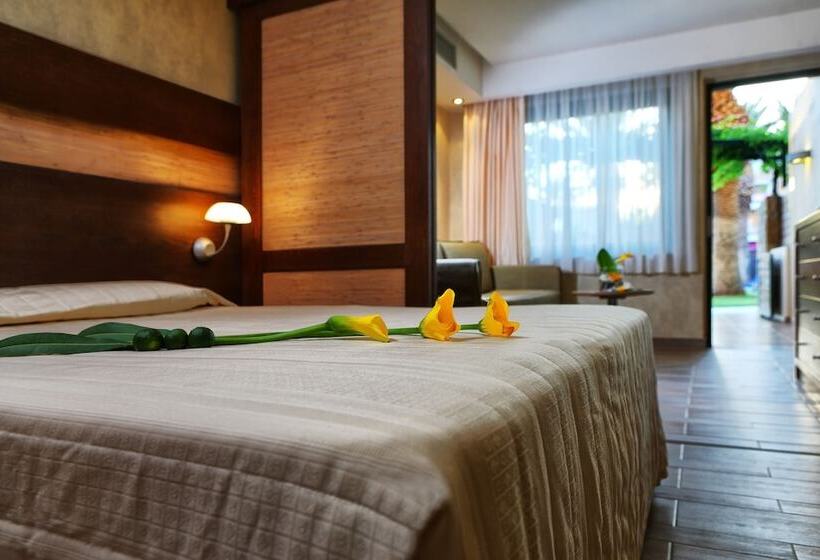 Семейный Номер, Sirens Beach & Village