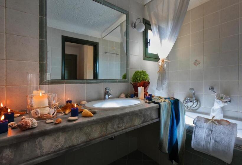 スタンダードバンガロー, Sirens Beach & Village