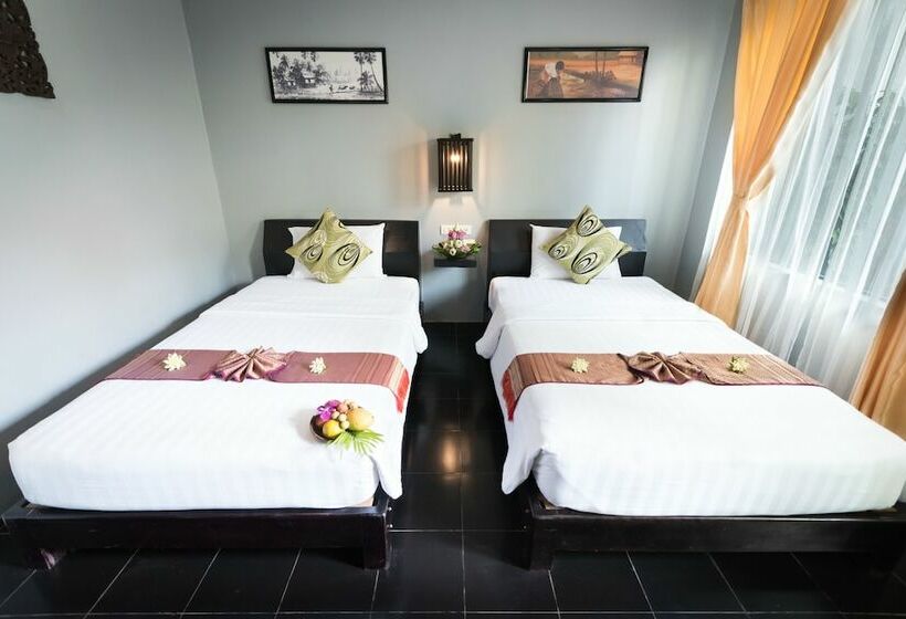 اتاق لوکس با چشمانداز استخر, Skor Boutique