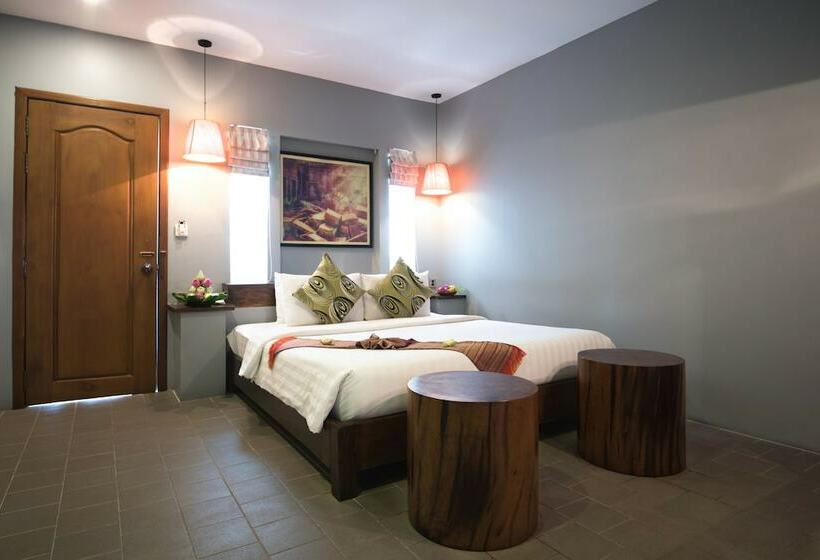 اتاق لوکس با چشمانداز باغ, Skor Boutique