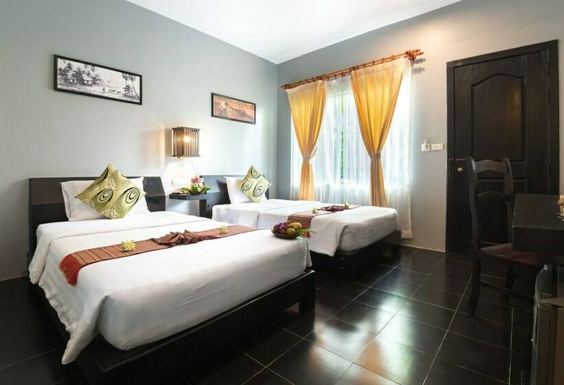 اتاق لوکس با چشمانداز استخر, Skor Boutique