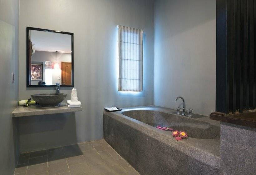 اتاق لوکس با چشمانداز باغ, Skor Boutique