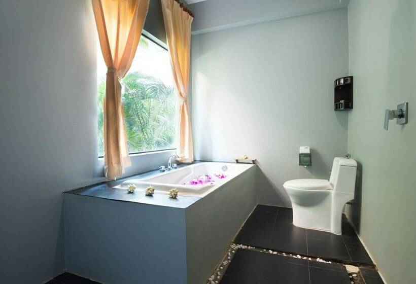 اتاق لوکس با چشمانداز استخر, Skor Boutique