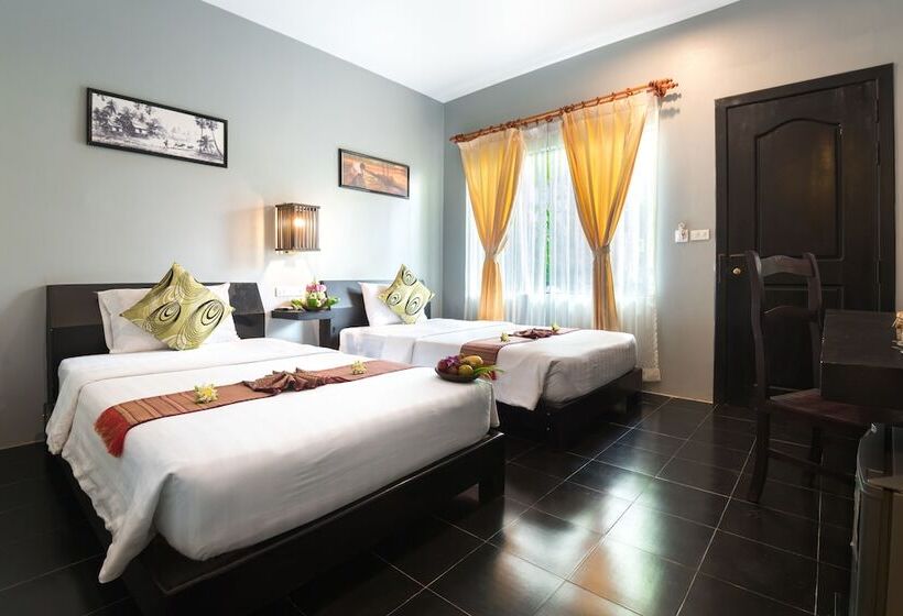 اتاق لوکس با چشمانداز استخر, Skor Boutique