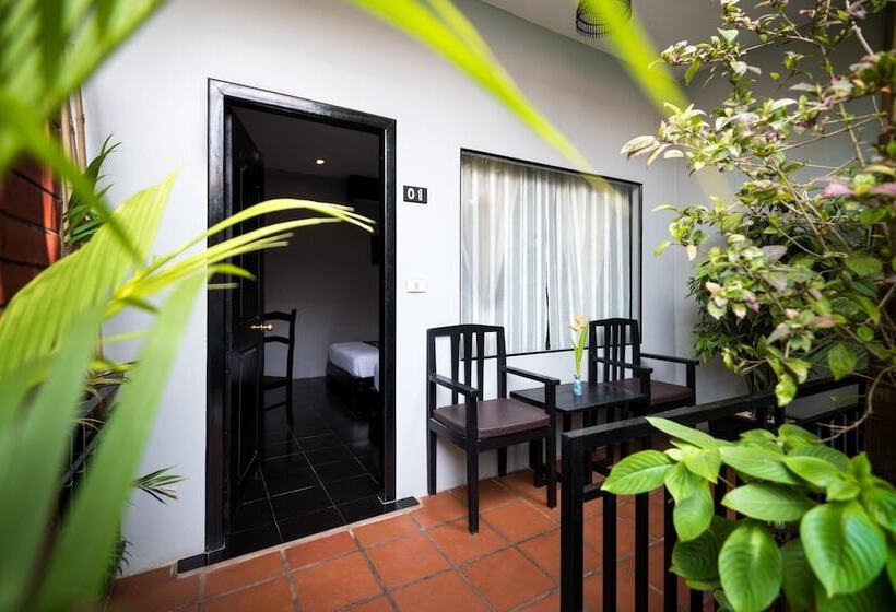 اتاق لوکس با چشمانداز استخر, Skor Boutique