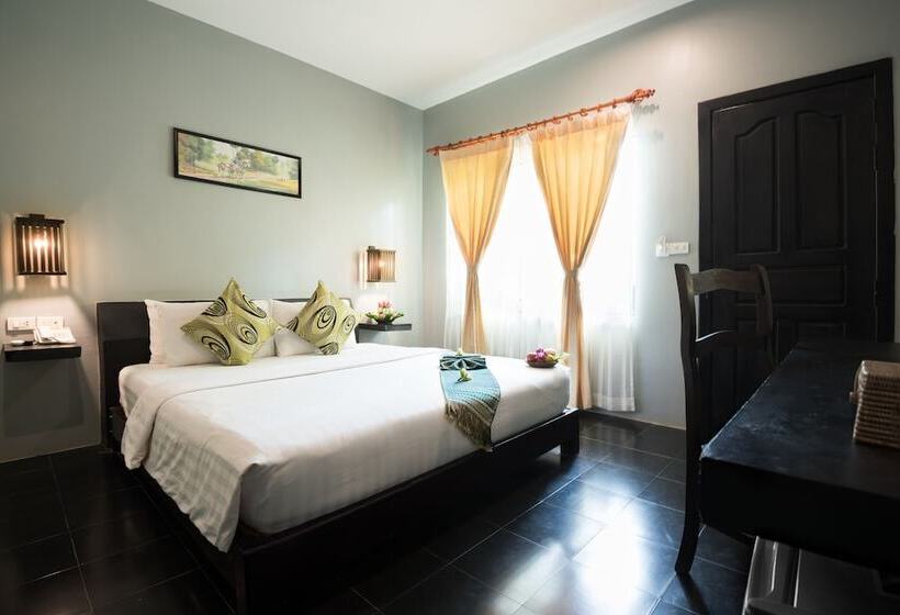 اتاق لوکس با چشمانداز استخر, Skor Boutique