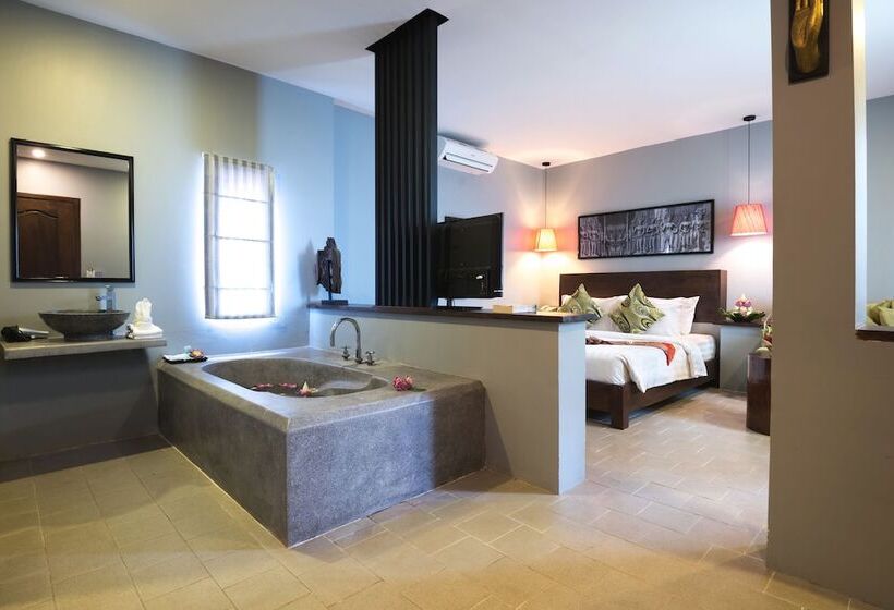 سوئیت جونیور با چشمانداز باغ, Skor Boutique