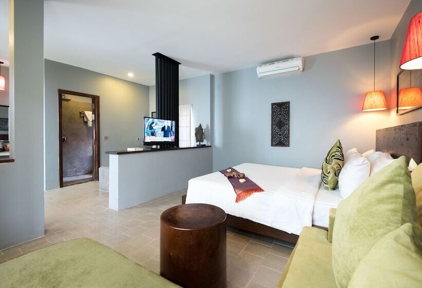 سوئیت جونیور با چشمانداز باغ, Skor Boutique