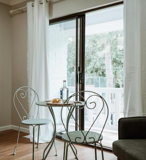 חדר משפחתי, The Lodge Jamberoo