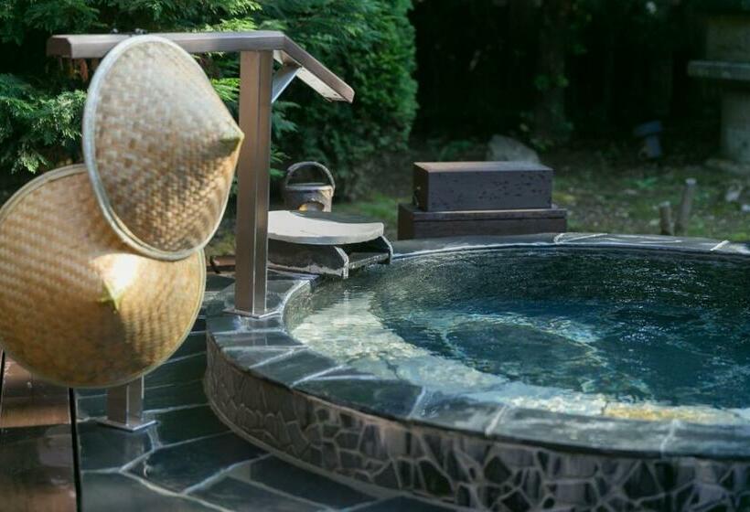 标准间, Ufufu Village