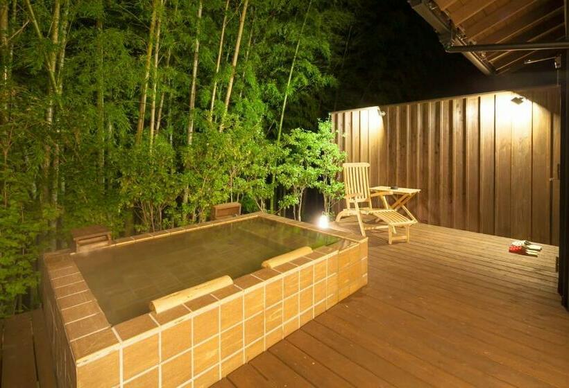 标准间, Ufufu Village