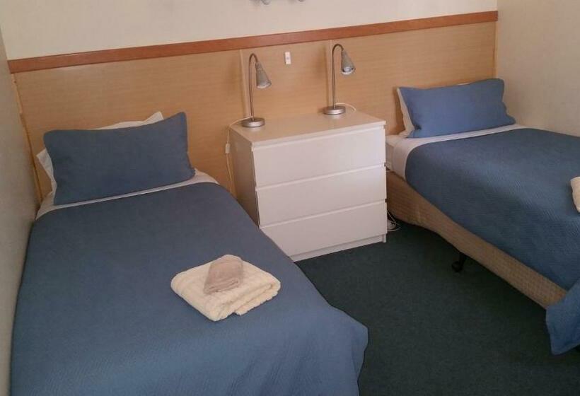 חדר משפחתי, Kaniva Midway Motel