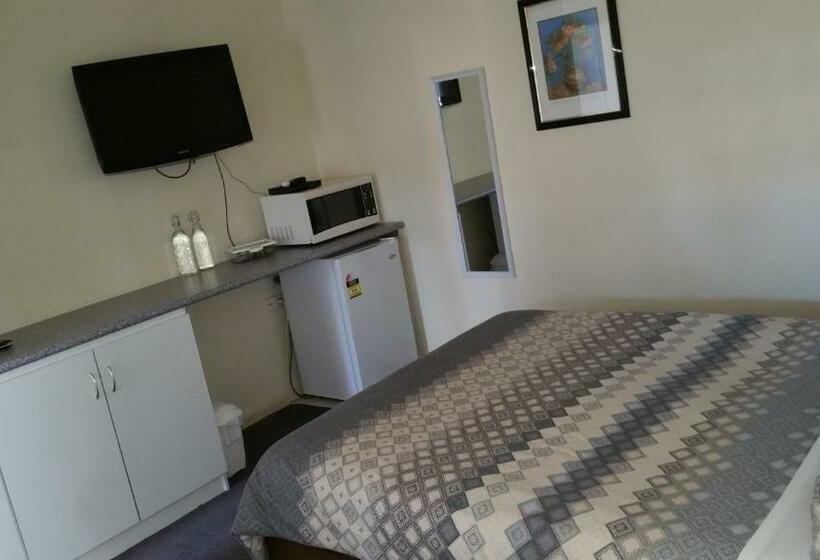 חדר משפחתי, Kaniva Midway Motel