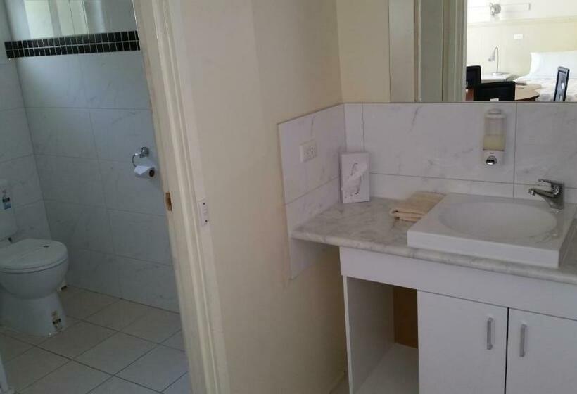 חדר משפחתי, Kaniva Midway Motel