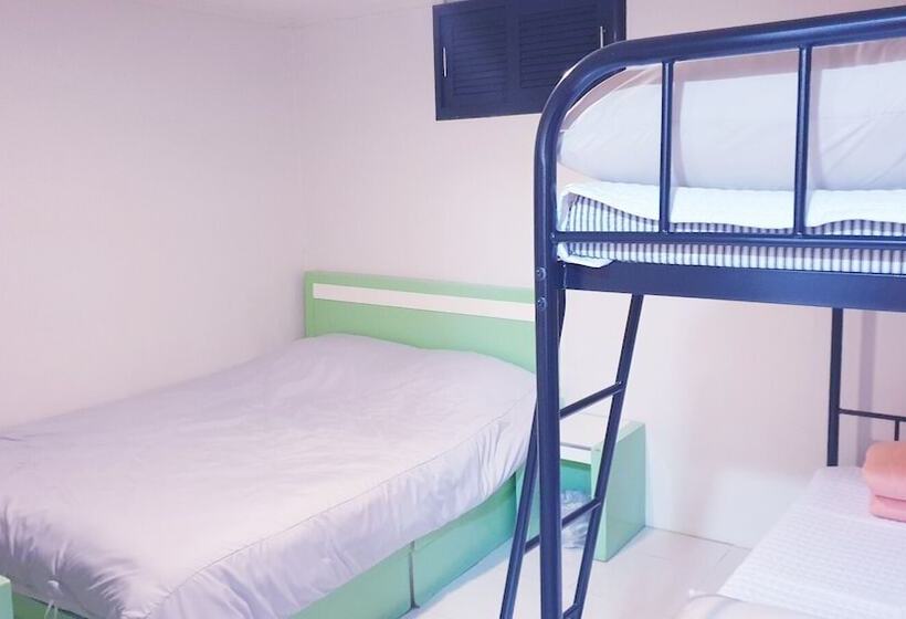 Quarto Triplo Standart, Oppa Hostel Sinchon Hongdae