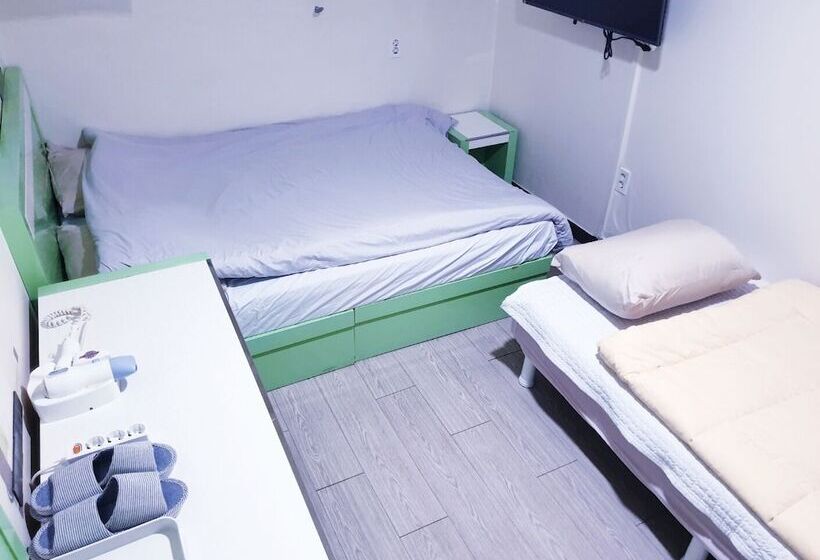Quarto Triplo Standart, Oppa Hostel Sinchon Hongdae
