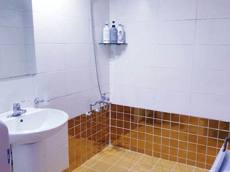 Quarto Triplo Standart, Oppa Hostel Sinchon Hongdae