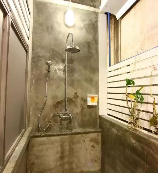 اتاق اکونومی, Pak Up Hostel
