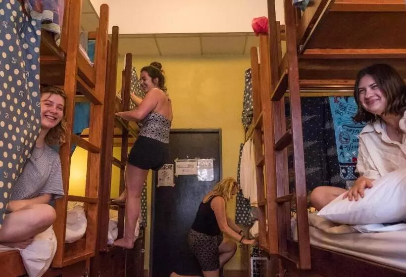 اتاق چهار تخته با دستشویی مشترک, Pak Up Hostel