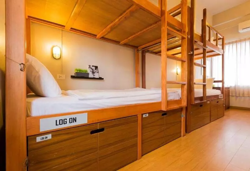 اتاق چهار تخته با دستشویی مشترک, Pak Up Hostel