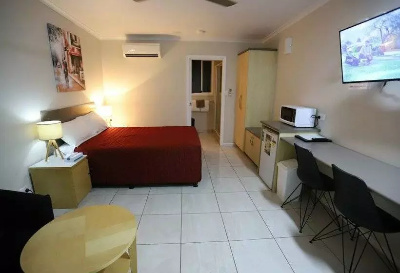 اتاق اجرایی, Tropic Coast Motel