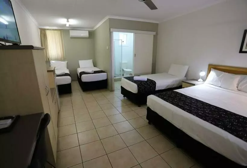 اتاق خانوادگی, Tropic Coast Motel