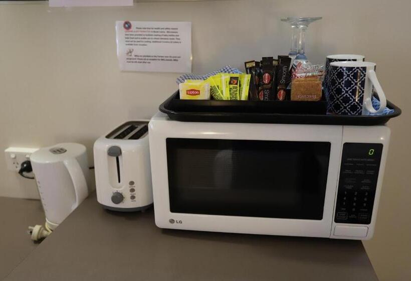 غرفة تنفيذية, Tropic Coast Motel