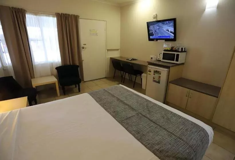 اتاق اجرایی, Tropic Coast Motel