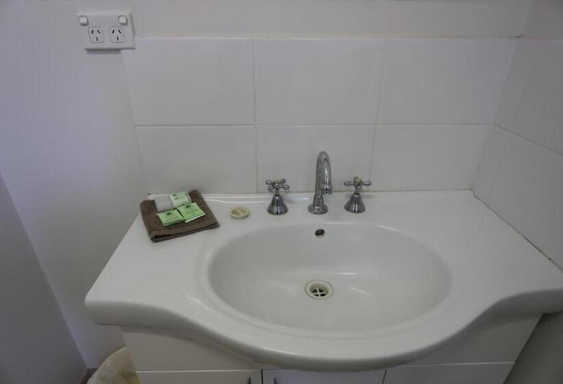 غرفة تنفيذية, Tropic Coast Motel