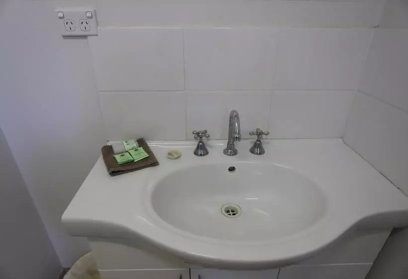 اتاق اجرایی, Tropic Coast Motel