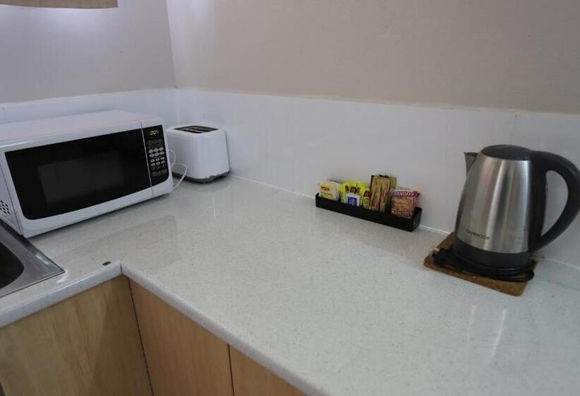 إستوديو ديلوكس, Tropic Coast Motel