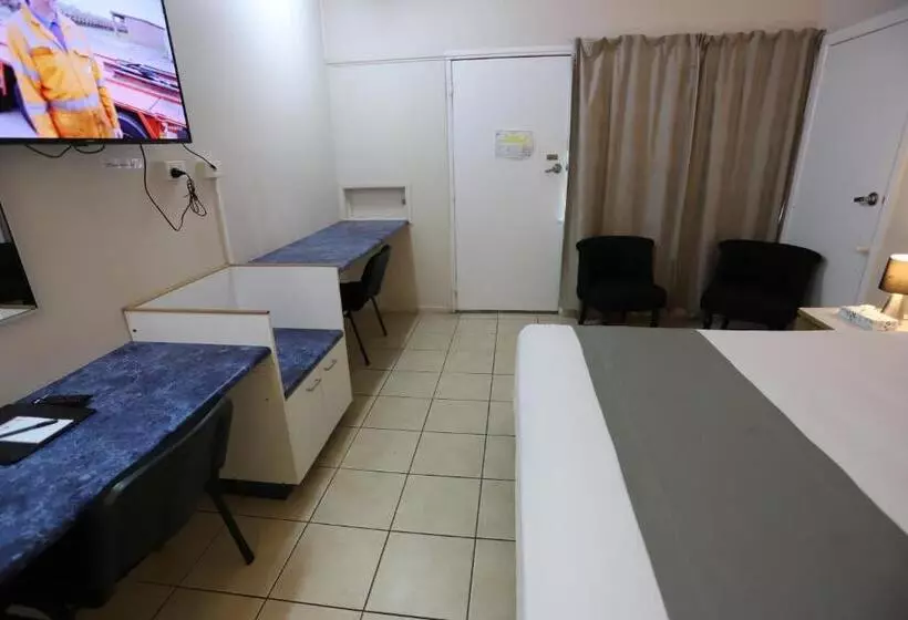 استودیوی لوکس, Tropic Coast Motel