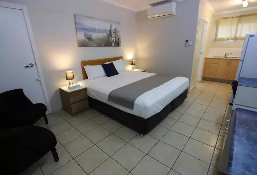 استودیوی لوکس, Tropic Coast Motel