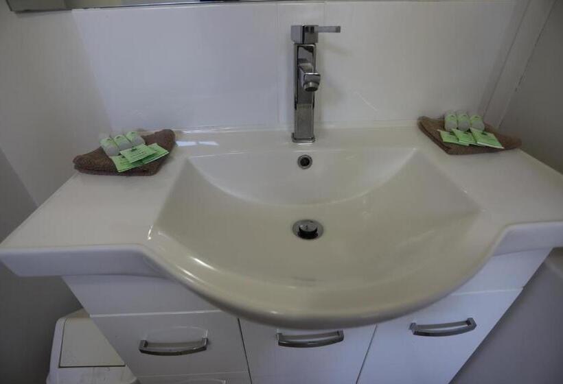 شقة غرفة واحدة, Tropic Coast Motel