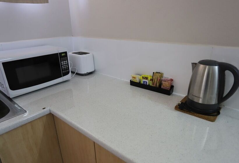 إستوديو ديلوكس, Tropic Coast Motel