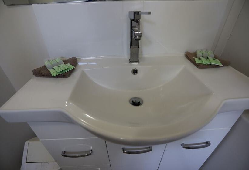 غرفة عائلية, Tropic Coast Motel