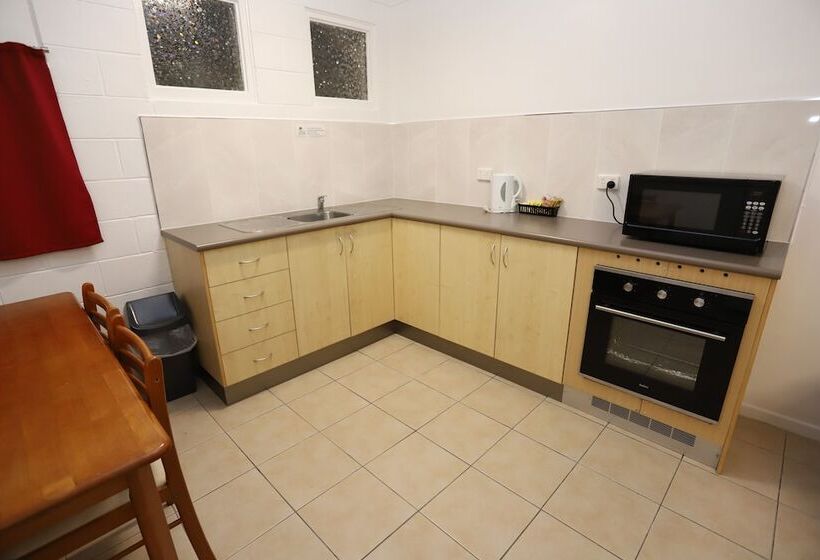 غرفة عائلية, Tropic Coast Motel