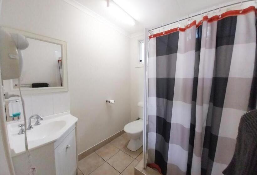 غرفة عائلية, Tropic Coast Motel