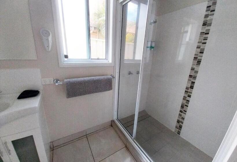 غرفة تنفيذية, Tropic Coast Motel