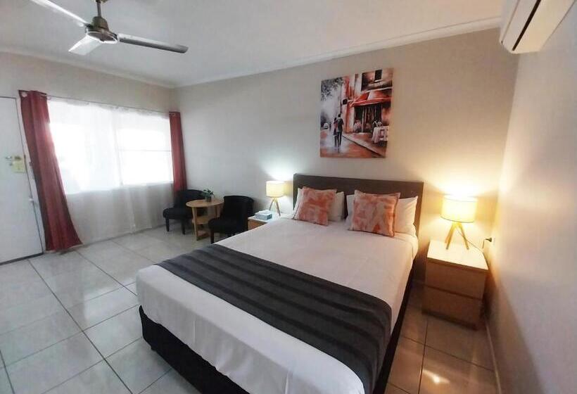 غرفة تنفيذية, Tropic Coast Motel