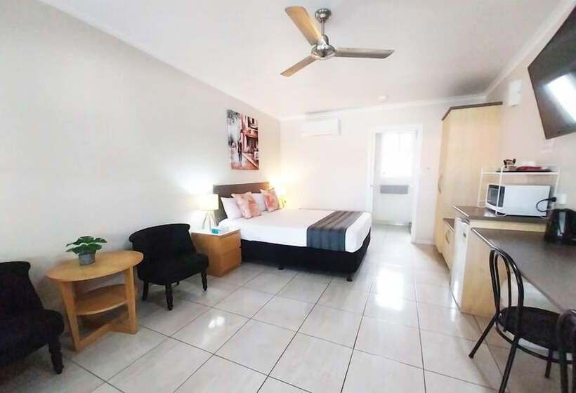 غرفة تنفيذية, Tropic Coast Motel