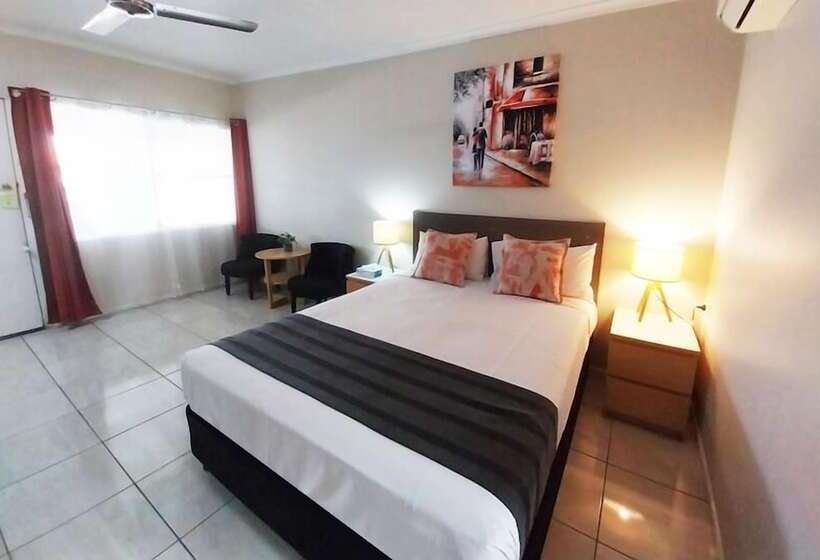 غرفة تنفيذية, Tropic Coast Motel