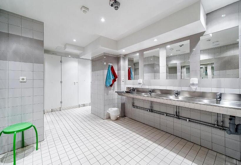 חדר סטנדרט לשלושה עם חדר אמבטיה משוף, City Hostel