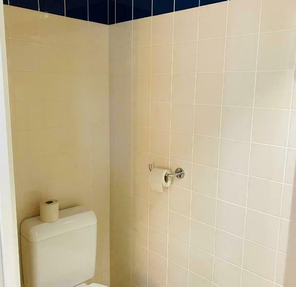 חדר סטנדרט לשלושה, Ibis Budget Caen Centre Gare