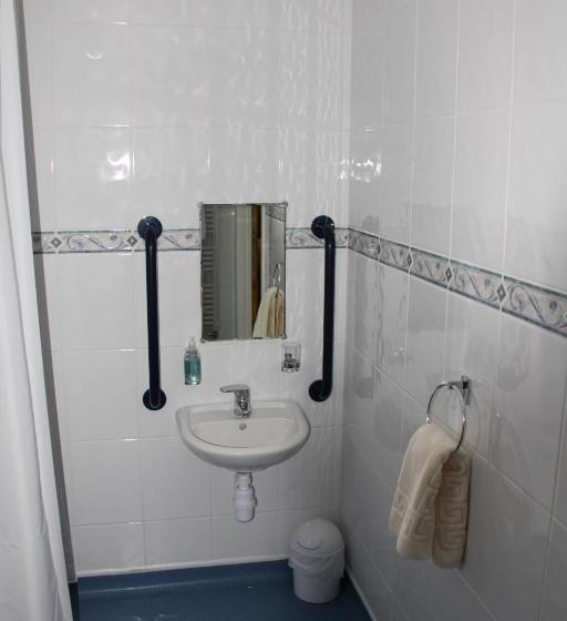 חדר סופריור מותאם לאדם עם מוגבלויות, The Red Lion Inn