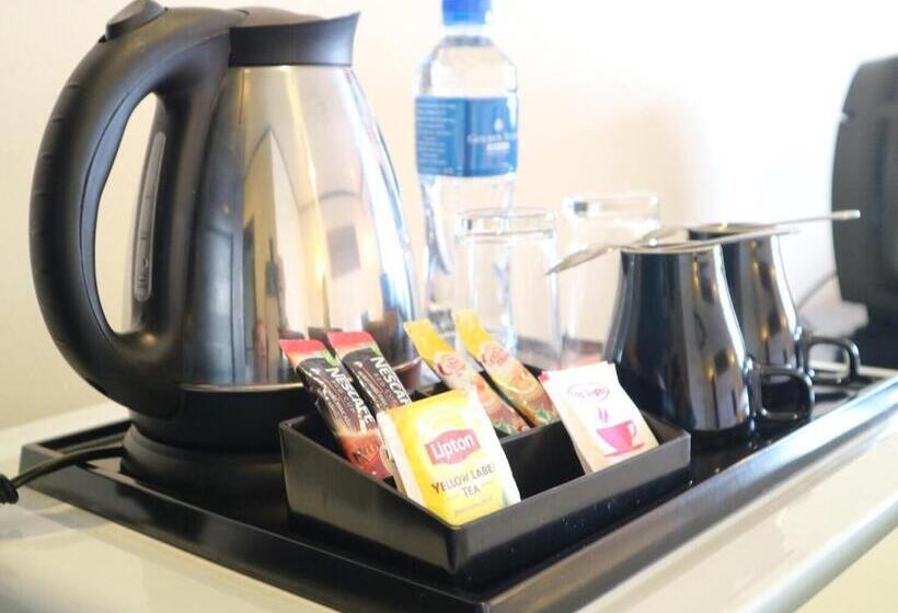 带大床的高级房间, Golden Tulip Essential Pattaya