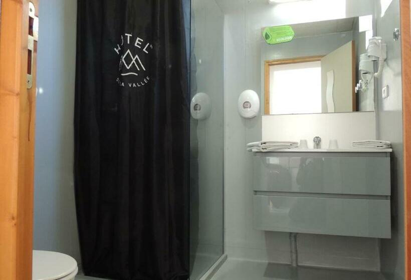 חדר סטנדרט לשלושה, De La Vallee