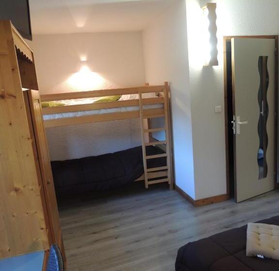 חדר משפחתי, De La Vallee