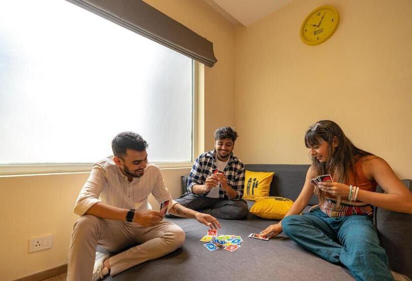 디럭스 룸 킹사이즈 침대, The Hosteller Bangalore, Brigade Road