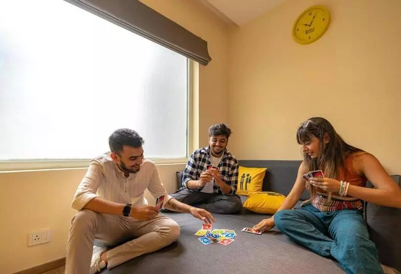 キングサイズベッドのスーペリアルーム, The Hosteller Bangalore, Brigade Road